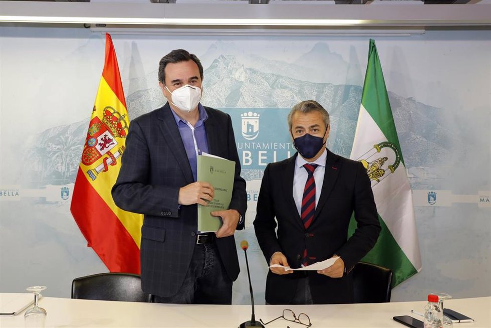El concejal de Personal y Seguridad del Ayuntamiento de Marbella (Málaga), José Eduardo Díaz, junto con el portavoz municipal, Félix Romero, en rueda de prensa