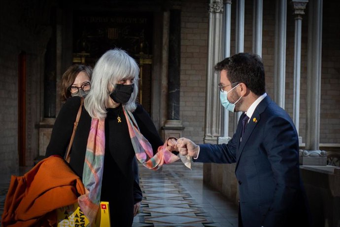 La líder de la CUP en el Parlament, Dolors Sabater, saluda al president de la Generalitat, Pere Aragons, a su llegada al Palau de la Generalitat. ARCHIVO.