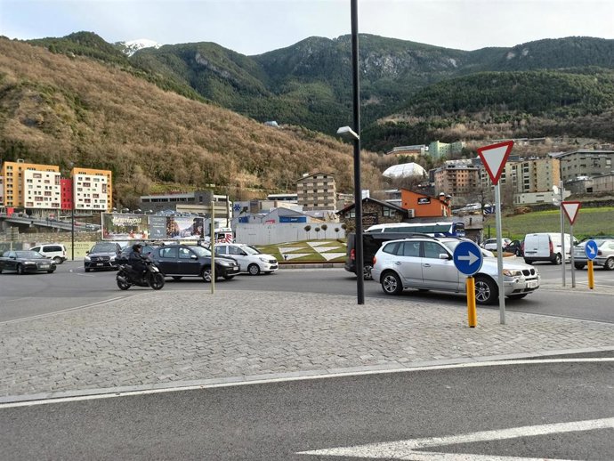 Una rotonda con mucho tráfico en Andorra la Vella.