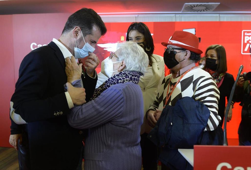 El candidato del PSOE a la Presidencia de la Junta, Luis Tudanca, saluda a una señora a su llegada para valorar los resultados obtenidos por su formación en los comicios para Castilla y León.