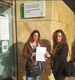 La secretaria general de la Federación de Enseñanza de CCOO-A, Marina Vega, junto con la responsable de personal laboral de enseñanza del sindicato, Carmen María García.