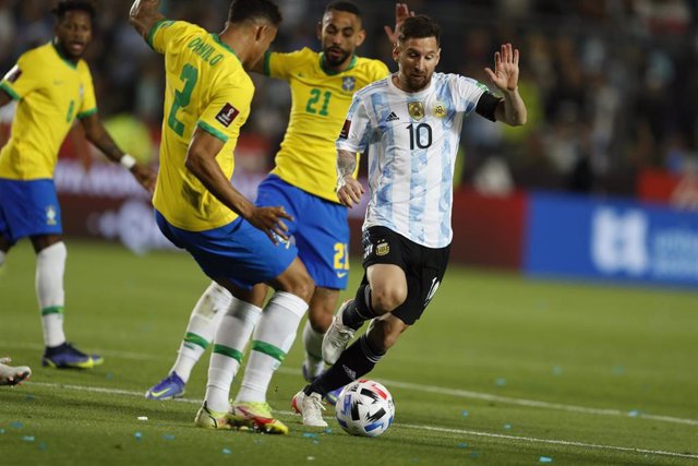 Archivo - Leo Messi y Matheus Cunha en un Argentina-Brasil