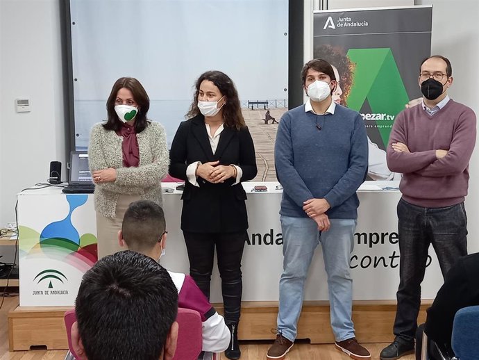 La delegada de Educación y Deporte en Huelva, Estela Villalba, en la inauguración de la primera de las actividades del programa Innicia.