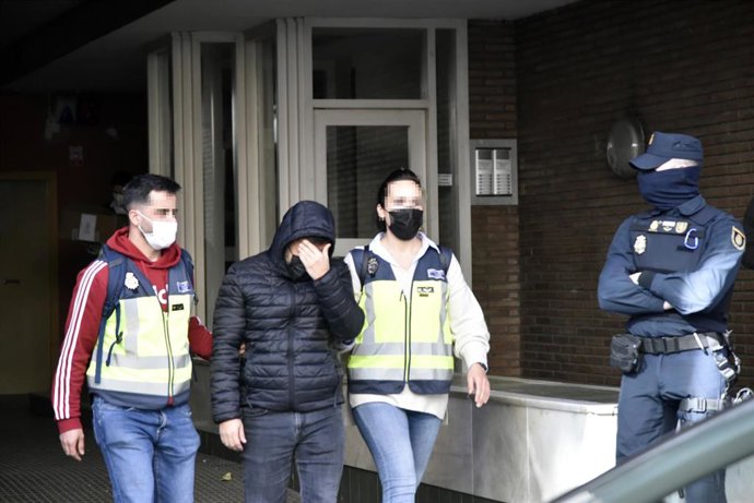 Uno de los detenidos por los agentes de la Unidad contra la Delincuencia Económica y Fiscal (UDEF) de la Policía Nacional, después del registro en la concejalía de Deportes del Ayuntamiento de Cornell del Llobregat, a 14 de febrero de 2022, en Cornell