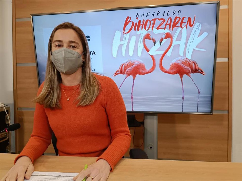 Nerea Cantero, concejal de Cultura de Barakaldo, anuncia los ganadores del certamen de Cartas de Amor.