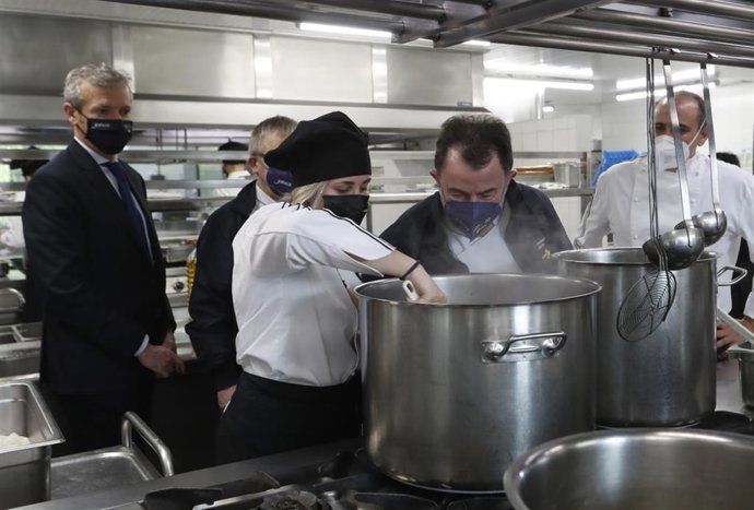 El cocinero Martín Berasategui supervisa fogones en el Centro Superior de Hostelería de Galicia