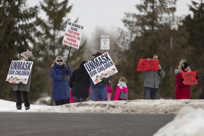 Un grupo de personas protesta en Ontario, Canadá, contra el uso obligatorio de la mascarilla.
