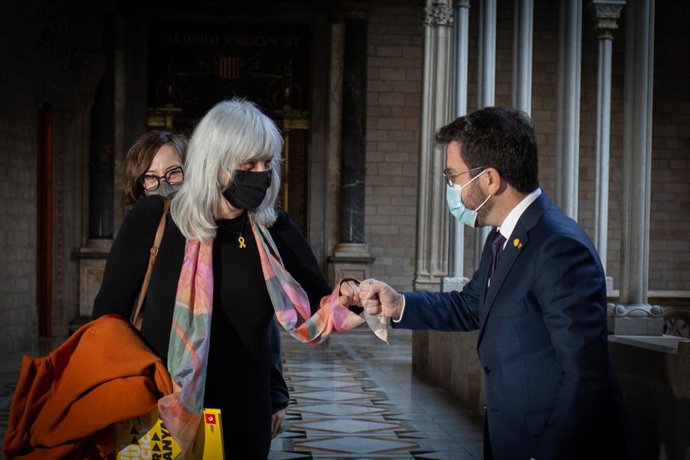La líder de la CUP al Parlament, Dolors Sabater, saluda el president de la Generalitat, Pere Aragons