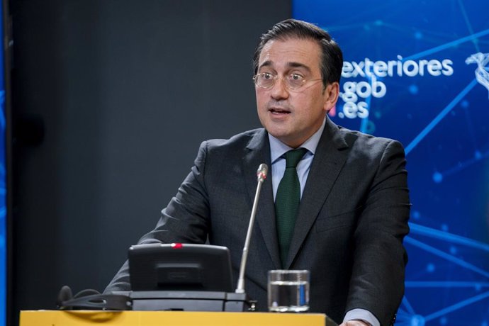 El ministro de Asuntos Exteriores, Unión Europea y Cooperación, José Manuel Albares, en una rueda de prensa después de su reunión bilateral con el ministro de Asuntos Exteriores de los Países Bajos, en el Palacio de Viana, a 14 de febrero de 2022, en Ma