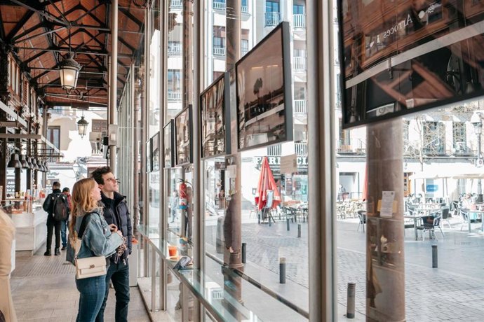 AUARA inaugura su primera exposición solidaria en el Mercado de San Miguel de Madrid