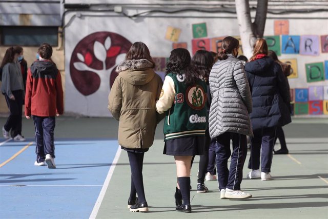 Un grupo de niños en el patio del colegio, en el colegio Blanca de Castilla, a 10 de febrero de 2022, en Madrid (España). La eliminación de la obligatoriedad de llevar mascarilla en exteriores, entra en vigor.