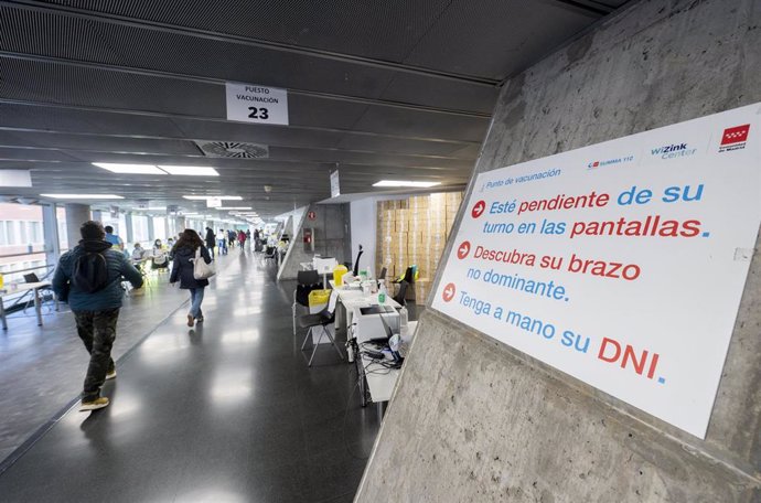 Varias personas acceden al centro de vacunación para ponerse una dosis contra el Covid-19, en el WiZink Center, a 20 de enero de 2022, en Madrid, (España).