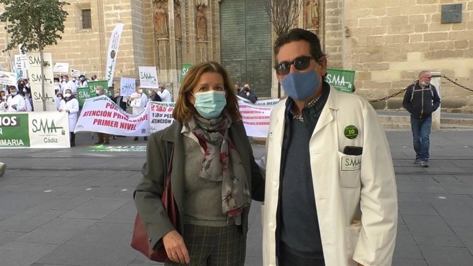 La parlamentaria andaluza de Vox María José Piñero, en una concentración del Sindicato Médico Andaluz.