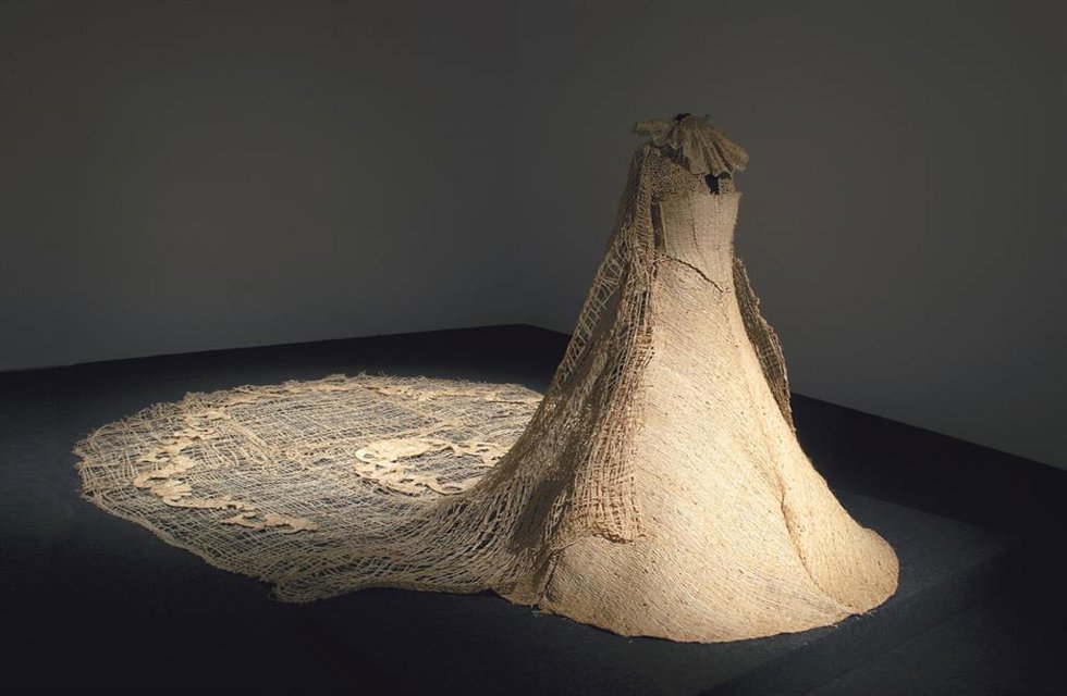 Archivo - Una vestido de rafia tejido y bordado por Carla Hayes.