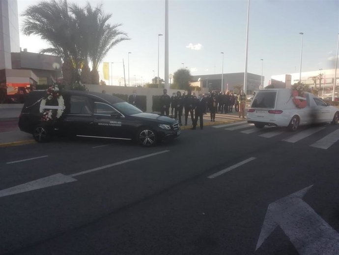 Elche despide con desolación e incredulidad a las tres víctimas del triple crimen cometido por un menor