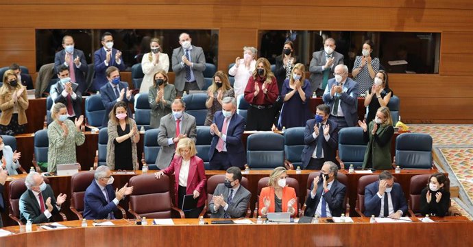La asamblea aplaude la intervención de la consejera de Familia, Juventud y Política Social, Maria Concepción Dancausa Treviño (c), en una comparecencia previa al primer pleno de 2022 en la Asamblea de Madrid, a 3 de febrero de 2022, en Madrid (España). 