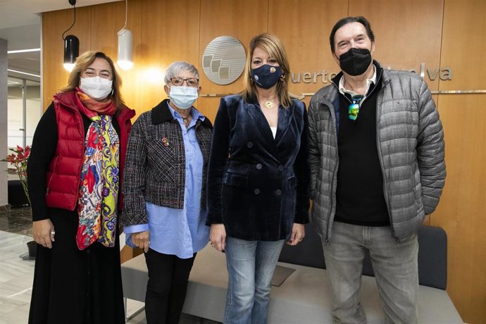 La presidenta del Puerto de Huelva, Pilar Miranda, se reúne con miembros del Teléfono de la Esperanza en Huelva para conocer los actos de su 30 aniversario.