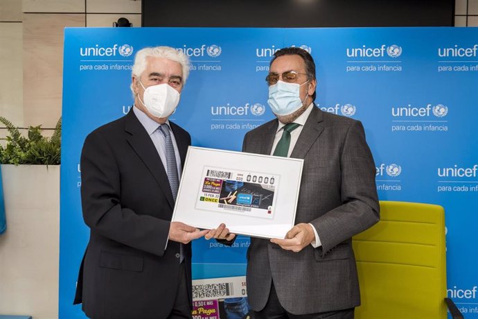 Gustavo Suárez Pertierra y Miguel Carballeda, con una copia enmarcada del cupón de la ONCE que celebra el 75 aniversario de UNICEF