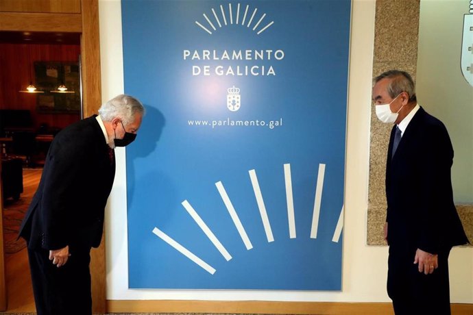 El presidente del Parlamento de Galicia, Miguel Ángel Santalices, saluda al embajador nipón en España, Kenji Hiramatsu, durante un encuentro en la Cámara gallega