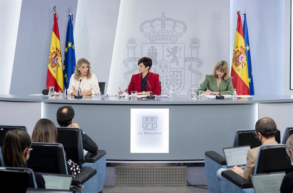 Archivo - (I-D) La vicepresidenta segunda del Gobierno y ministra de Trabajo, Yolanda Díaz; la ministra Portavoz y de Política Territorial, Isabel Rodríguez; y la ministra de Educación y Formación Profesional, Pilar Alegría, comparecen en rueda de prens