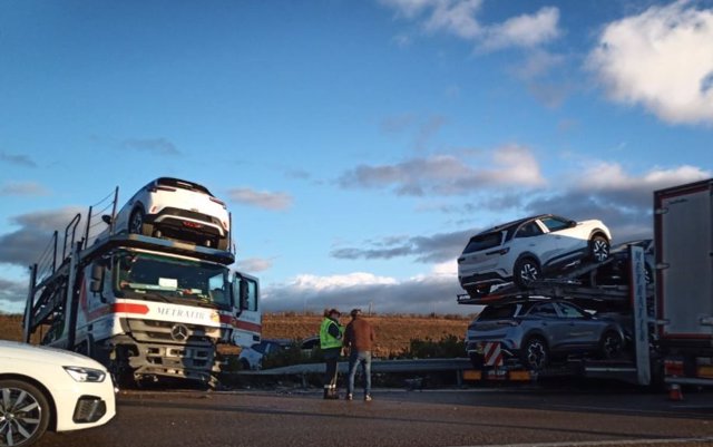 Dos camiones siniestrados en el accidente ocurrido en la A-62 en la provincia de Valladolid.