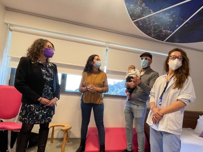 La consellera Tnia Verge visitando el centro de partos de Martorell