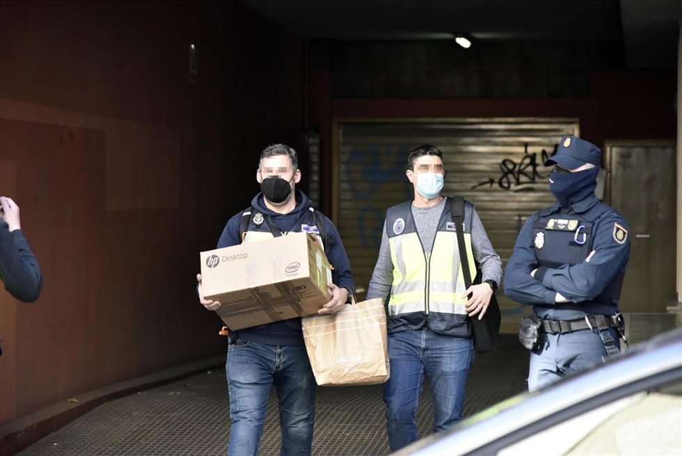 Agentes de la Unidad contra la Delincuencia Económica y Fiscal (UDEF) de la Policía Nacional, después del registro en la concejalía de Deportes del Ayuntamiento de Cornell del Llobregat, a 14 de febrero de 2022, en Cornell, Barcelona, Cataluña (España