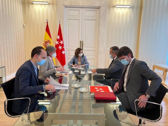 La presidenta de la Comunidad de Madrid, Isabel Díaz Ayuso, con los concejales de Recupera Madrid Marta Higueras y José Manuel Calvo.