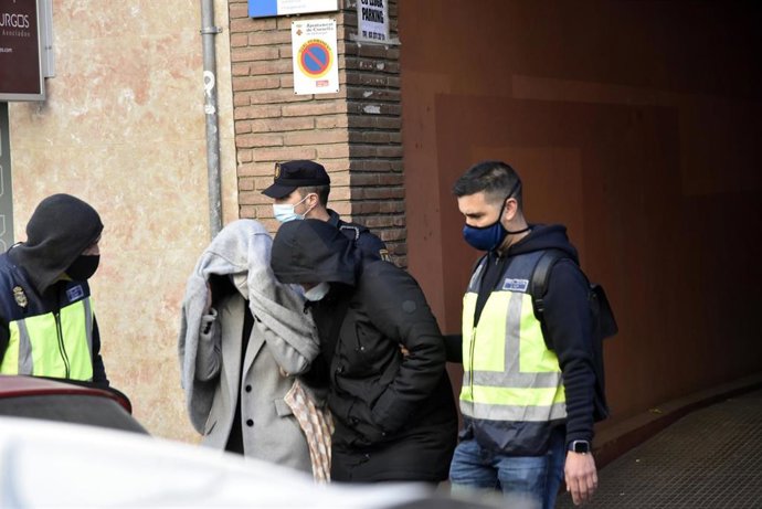 Dos de los detenidos por los agentes de la Unidad contra la Delincuencia Económica y Fiscal (UDEF) de la Policía Nacional, después del registro en la concejalía de Deportes del Ayuntamiento de Cornell del Llobregat, a 14 de febrero de 2022, en Cornell