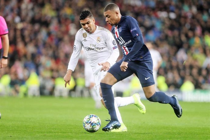 Archivo - Kylian Mbappé y Casemiro disputan un balón en el Real Madrid - PSG en la fase de grupos de la Champions de 2019.