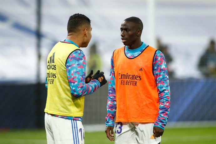 Archivo - Carlos Henrique Casemiro of Real Madrid talks to Ferland Mendy during the spanish league, La Liga Santander, football match played between Real Madrid and Rayo Vallecano at Santiago Bernabeu stadium on November 06, 2021, in Madrid, Spain.