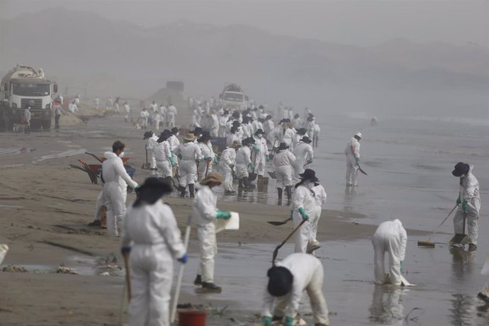 Limpieza del vertido de Repsol en las playas de Perú