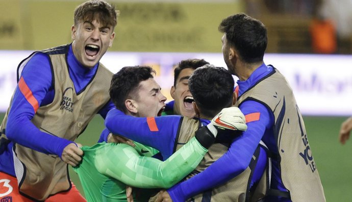Los jugadores del Atlético de Madrid celebran su pase a los octavos de final de la UEFA Youth League