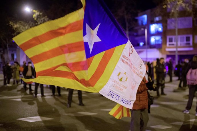 Una persona sujeta una bandera durante una concentración en la avenida Meridiana de Barcelona, en una imagen de archivo del pasado 1 de febrero.