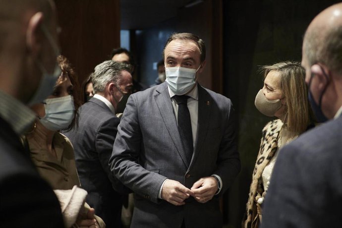 El presidente de UPN, Javier Esparza (c), a su llegada a una comparecencia previa a una sesión plenaria en el Parlamento de Navarra, a 10 de febrero de 2022, en Pamplona, Navarra (España).