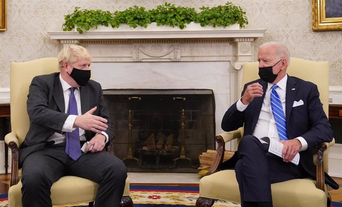 Archivo - Imagen de archivo del primer ministro británico, Boris Johnson (i), junto con el presidente de Estados Unidos, Joe Biden (d) durante un encuentro en la Casa Blanca
