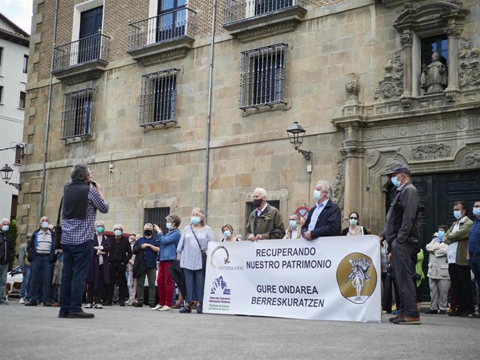 Archivo - Un grupo de personas participa en una concentración contra las inmatriculaciones de la Iglesia, a 22 de junio de 2021, en Pamplona, Navarra, (España).