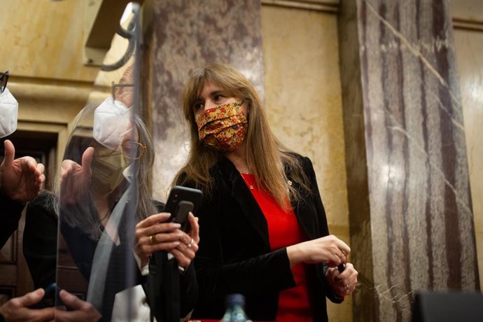 La secretria general del Parlament, Esther Andreu (i) i la presidenta del Parlament, Laura Borrs (d), a l'inici d'un ple en el Parlament, a 8 de febrer de 2022, a Barcelona, Catalunya (Espanya). 