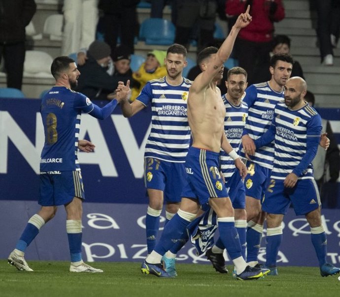 Los jugadores de la Ponferradina celebran el gol de la victoria ante la Real Sociedad B en LaLiga SmartBank 2021-2022