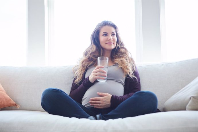 Archivo - Embarazada bebiendo agua.