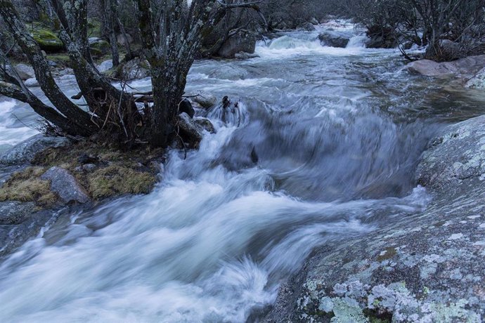 Archivo - El río Manzanares a su paso por las proximidades del Parking de Cantocochino en la Sierra de Guadarrama, Madrid (España), a 8 de febrero de 2021. La gran nevada provocada por la borrasca Filomena y las lluvias dejadas por la borrasca Horten