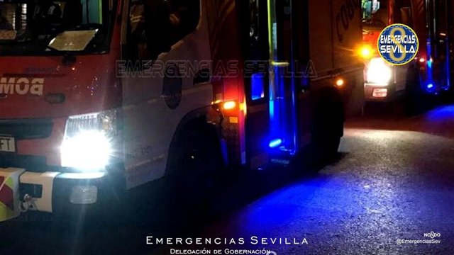 Dotación de los Bomberos que se desplazó hasta el lugar del siniestro, en la calle Candelas.