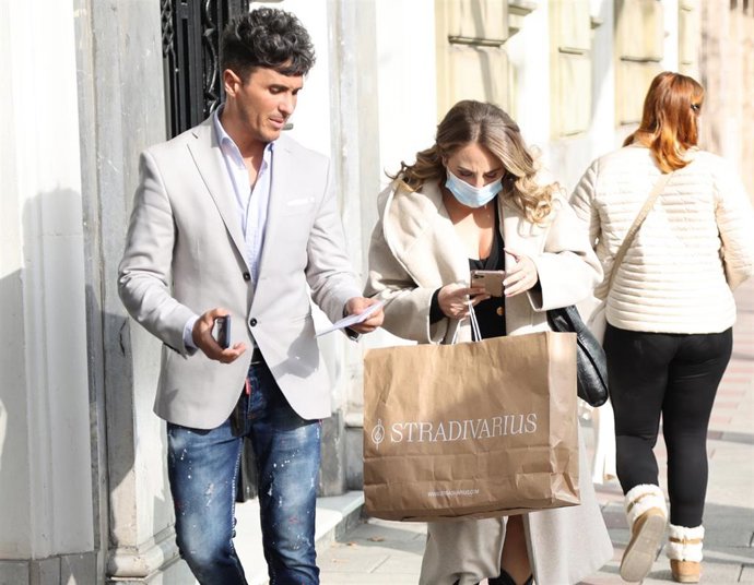 Rocío Flores y su representante, Agustín Etienne, en una imagen de archivo
