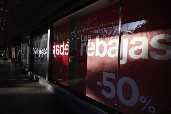 Archivo - Varias personas entran en un comercio durante el primer día de las rebajas