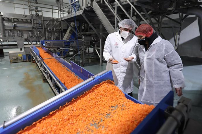 María Chivite en su visita a la planta de Congelados de Navarra en Fustiñana.