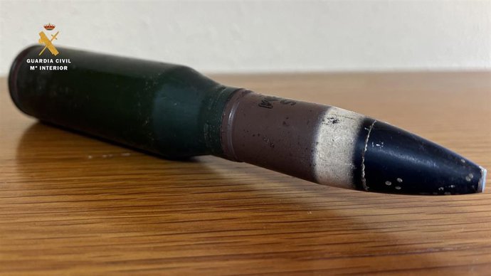 La Guardia Civil destruye un proyectil de artillería hallado en una vivienda de La Rioja