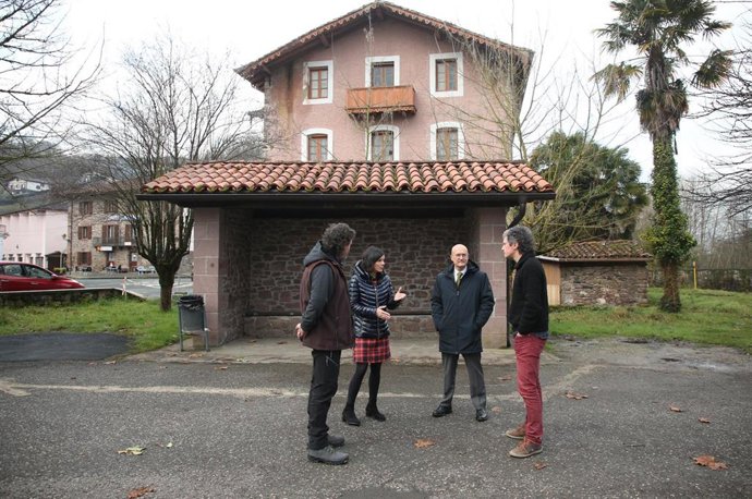 El consejero de Cohesión Territorial, Bernardo Ciriza, la directora general de Transportes y Movilidad Sostenible, Berta Miranda, el alcalde de Baztan, Joseba Otondo, y el alcalde jurado de Oronoz Mugaire, Jorge Oteiza, durante la visita.