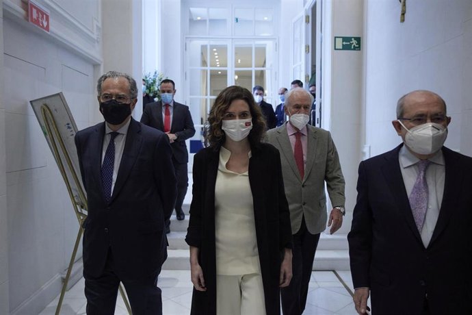 Enrique Ossorio junto a Isabel Díaz Ayuso a su llegada a un desayuno informativo de Fórum Europa