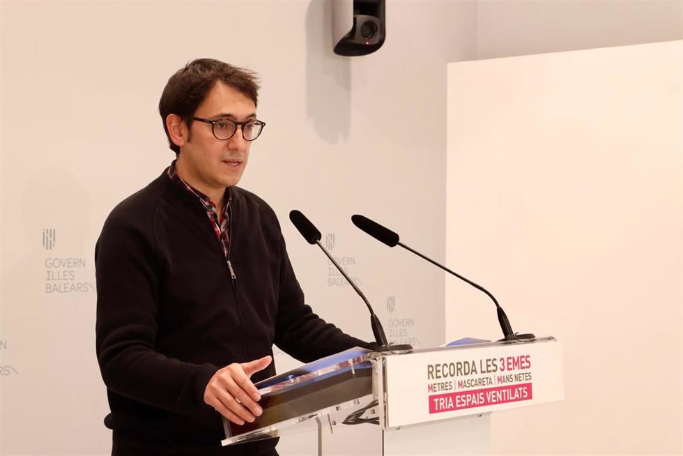 El portavoz del Govern y conseller de Modelo Económico, Turismo y Trabajo, Iago Negueruela, en una rueda de prensa posterior al Consell de Govern.