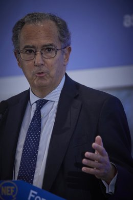 El consejero de Educación, Universidades y Ciencia y portavoz del Gobierno regional, Enrique Ossorio, interviene en un desayuno informativo organizado por Nueva Economía Fórum, en el Hotel Mandarin Oriental Ritz, a 15 de febrero de 2022, en Madrid (Espa